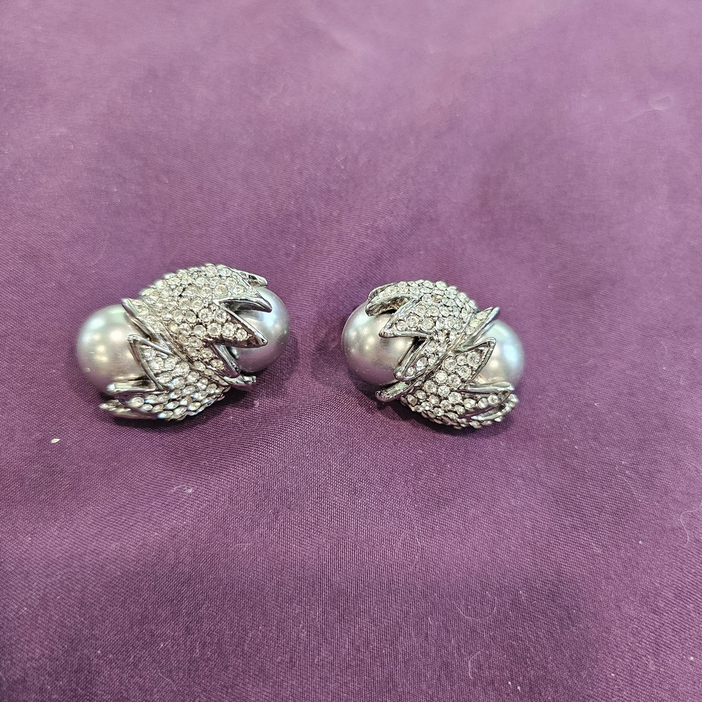 Vintage Clip On Earrings .. Grey Pearl